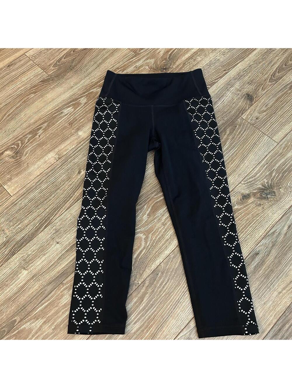 Athleta Womens High Rise Eyelet Chaturanga Capri Leggings XS Black 227820 EUC